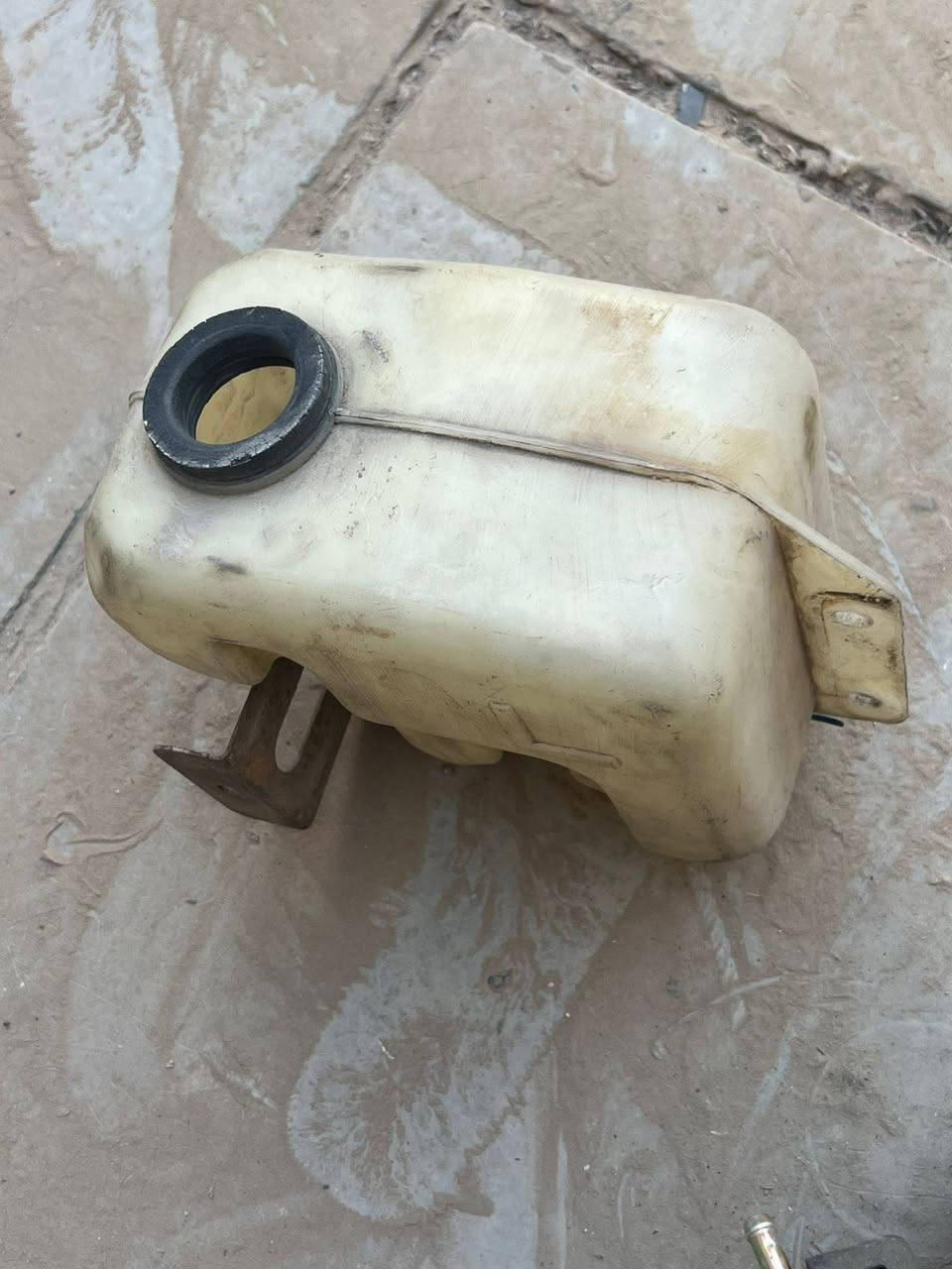 غراض بونتيشا للبيع قواعد دبل اماميه وفرممه كامله هيه والطبلات والرباط والطوبات وديه زراك ماسحات وسبايدر جنطه مكاني بغداد ***********
