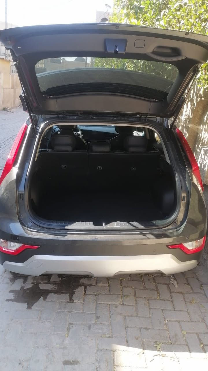 سلام عليكم 
للبيع 
كيا نيرو (KIA NIRO) 
فئه EX
اللون رمادي غامق (Gray)
موديل 2024 
محرك 1.6 هايبرد (HEV)
ممشى السياره 18,000 ميل
مواصفات السياره:
اضائات بتصاميم LED 
ويل المنيوم قياس 17 انش
كامره خلفيه
حساسات اصطفاف
جناح خلفي مدمج 
شاشه مزدوجه منحنيه
قطعه تكييف خلفيه 
مقاعد جلد ممزوج مع قماش 
تدفئه المقاعد الاماميه 
هاند بريد بصمه كهربائي 
مودات قياده 
مثبت سرعه 

رقم السياره بغداد 
تحويل ثاني يوم 
السياره نظيفه وممشاها قليل
تبديل دعاميه اماميه فقط فقط❗️

مكان السياره بغداد 
***********
