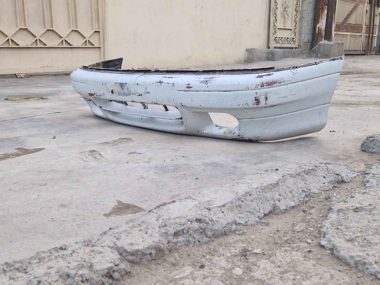 السلام عليكم من رخصة الادمن للبيع اربع بيبان ابيض شرط لا ضربه لا صبغ ولا خياس هنا ويداتهن وكيلونهن وتريشهن كاملات وبنيد وصندوك كامل وزوج فلنجات هنا وطبلاتهن ودعاميه اماميه بيضه وشفت ستيرن ودبلات اماميه وخلفيه ومشط ستيرن جديد هوه والبور كامل ودرمشفتات كاملات مكانهن بعقوبة التحرير *********** شتحتاج خابر وكير هم موجود عادي مال حاويه
