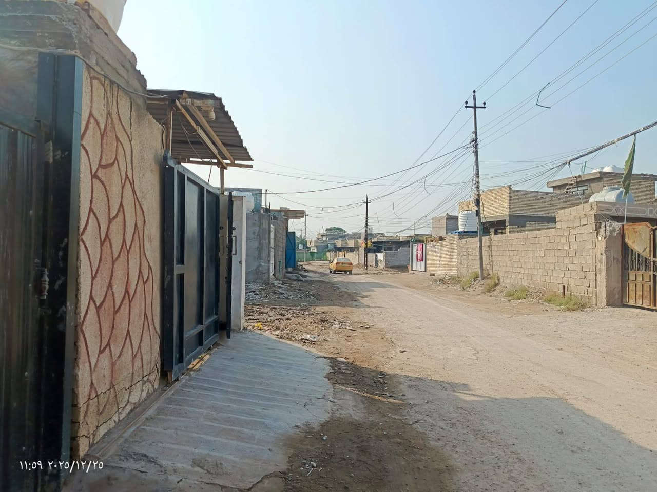 السلام عليكم 
دار للبيع قاط ونص مساحه الارض 100متر تفاصيل البيت القاط الاول يحتوي على طرمة كبيرة استقبال وصاله غرفة نوم وحمام عدد 2داخلي وخارجي مساحة درج ومنور الطابق الثاني غرفة نوم كبيره وحمام وصاله السطح شتايگر موقع الدار جسر ديالى الجديد منطقة الكرغولية خلف مجمع سبورت سنتر يبعد عن الشارع العام 200متر اي استفسار *********** مكلف بالنشر
