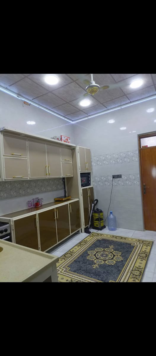اللهم صلي على محمد وال محمد بيت زراعي بناء سنه 2025 مساحه 150 يتكون من كراج واستقبال وصاله ومطبخ وغرفتين وصحيات داخليه وخارجيه ومنور الموقع ناحيه اور السديناويه قرب مدرسه صفي الدين للاستفسار  *********** السعر 70 اوبي مجال

