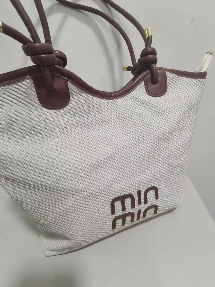 جديد دزاين انثى 
توت باك 🌚🔥جلد طبيعي 
الألوان :وردي/رصاصي/ابيض
🔥السعر 12مع التوصيل


**إذا كنت صاحب هذا الإعلان وتريد حذفه لأي سبب، رجاءا أرسل رسالة إلى الدعم الفني**