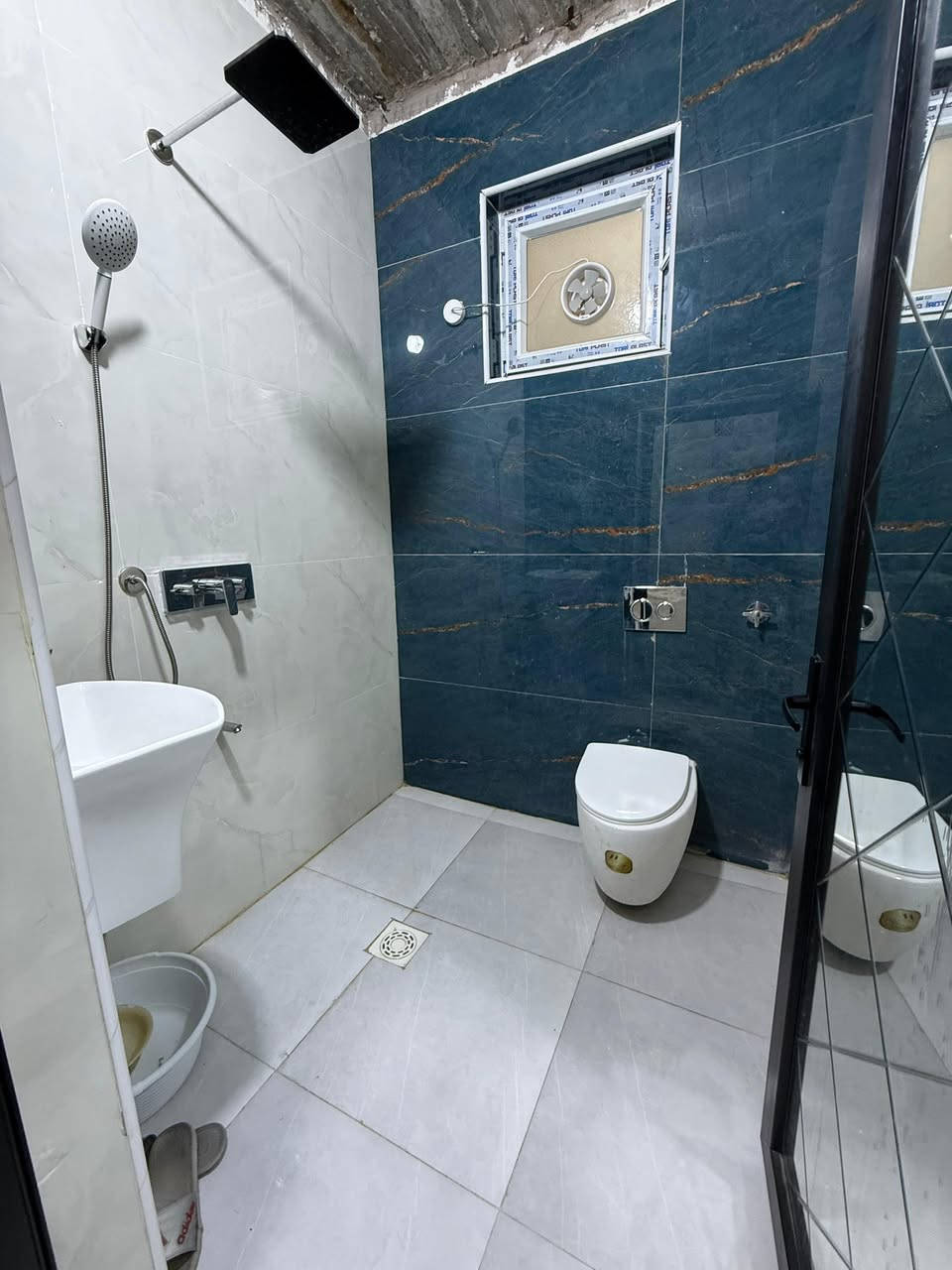 🏡 دار للبيع – فرصة مميزة في حي الغري 

📍 الموقع: حي الغري 
خلف شارع غري سلام
خلف مجمع جوهرة العرب – موقع حيوي ومميز

📐 المساحة: 100 متر مربع جديد
🛏️ عدد الغرف: 3 غرف نوم

✨ مواصفات العقار:
 • دار أنيق ومناسب للسكن العائلي
 • موقع ممتاز قريب من الخدمات والأسواق
 • منطقة هادئة ومطلوبة

💰 السعر: مناسب وقابل للتفاوض
📞 للاستفسار والمعاينة يرجى التواصل على الخاص أو الاتصال:***********
واتساب
او زيارة مكتبنا حي السلام مقابل مدينه الالعاب

🔑 فرصة لا تُعوّض لامتلاك دار في موقع ممي
