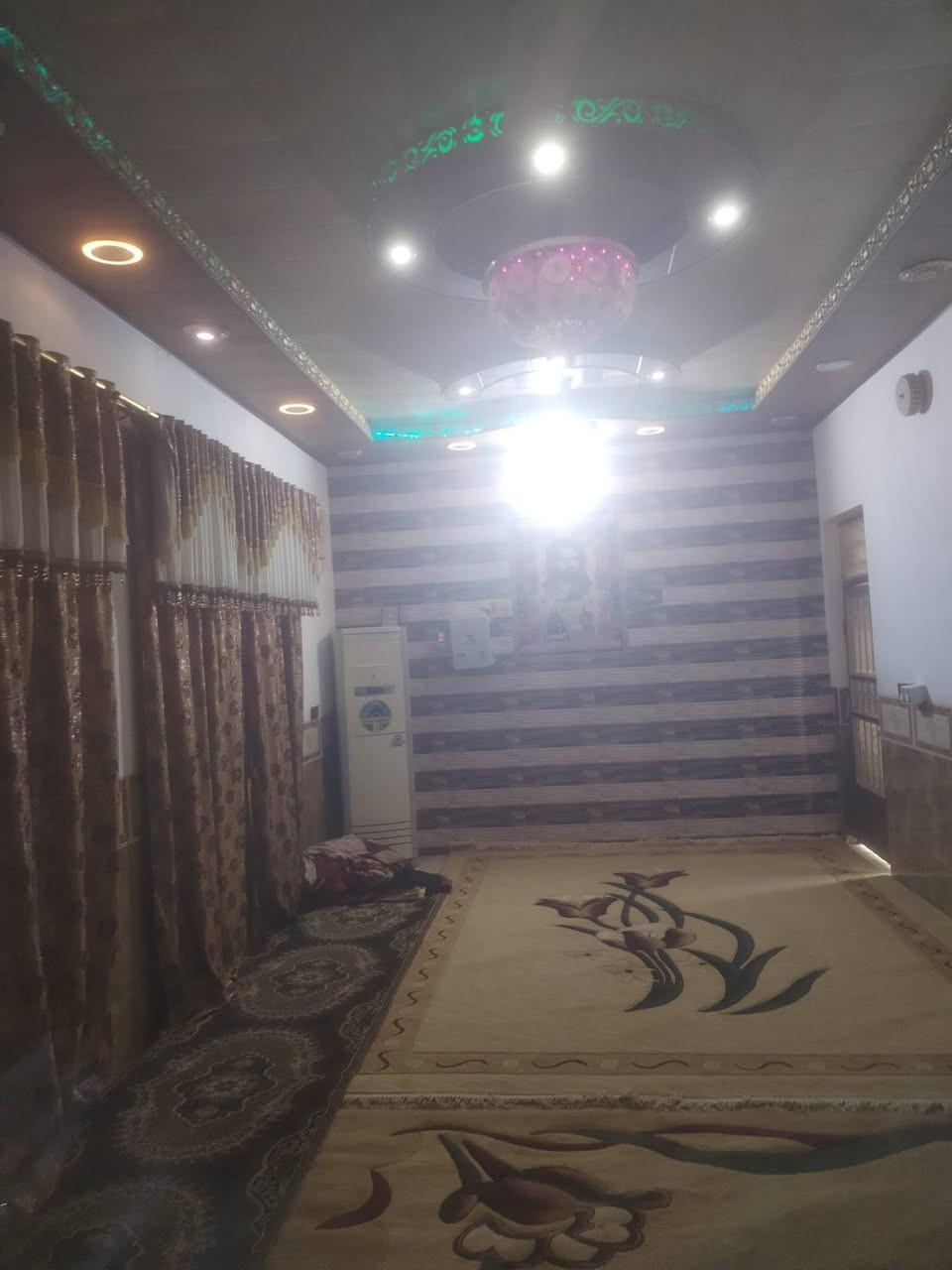 بيت عله طريق السنيه حي الامين الأول مساحة 650 م يتكون من 2 غرف وستقبال ومطبخ وصاله وحمام ومجموعه الصحيات خارجيه حديقه حلوه تمر حمال تين حمال عنب حمال للاستفسار عله ***********
