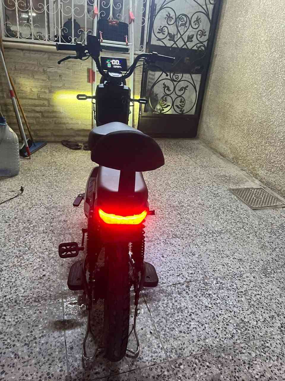السلام عليكم دراجة شحن للبيع،نضيفة  ٦بطاريات والبطاريات جديدة اشاير حساسات اضوية بك لايت حساسات بريك بصمة سويج السعر ٤٠٠الف وبيهة مجال قليل  المكان حي الحسين ***********

