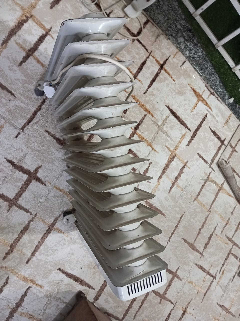 صوبه زيتيه نظيفه الحجم الكبير السعر ٥٠الف مكاني ساحه عدن ***********
