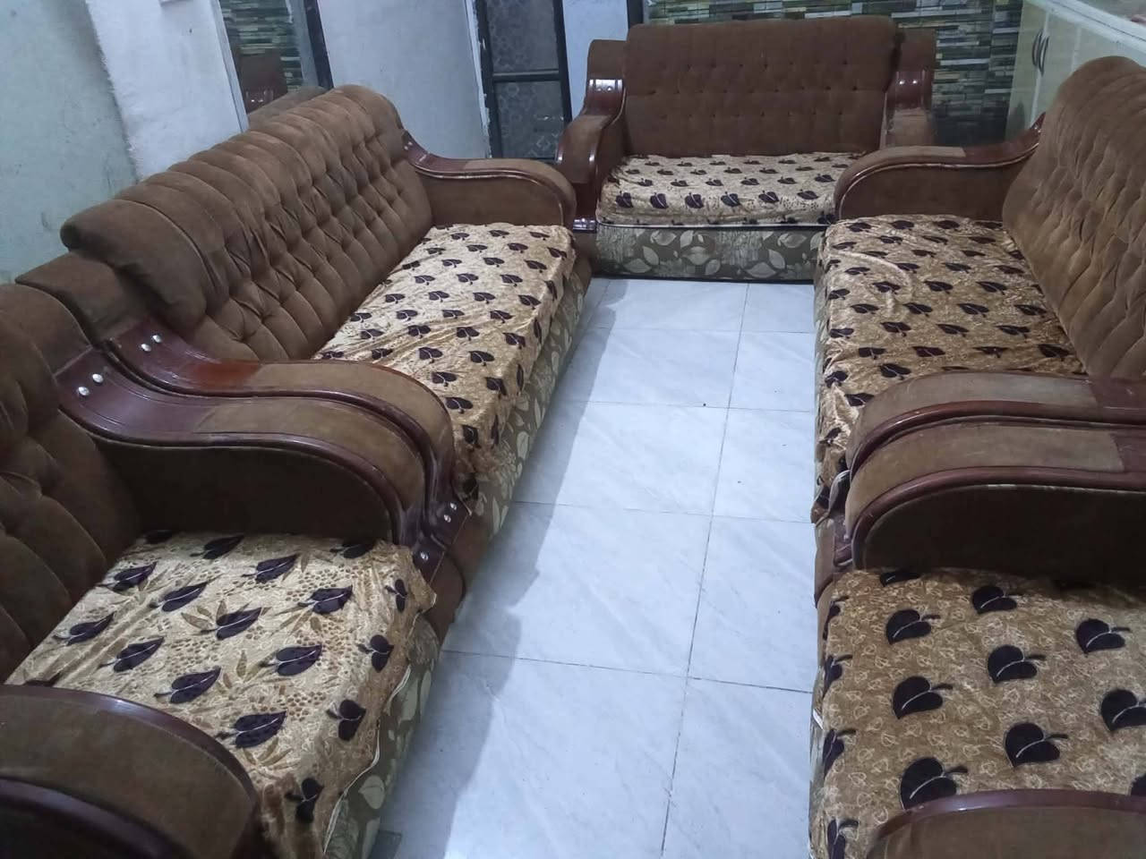 تخم عشره نفرات السعر ١٠٠ قفل
فاترينا ٤٠ قفل 

عنوان سماوه رقم ***********
