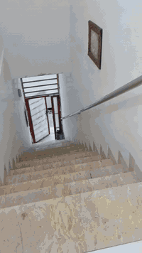 عماره تجاريه 🔔🟥🟥 3 طوابق المساحه 125م الطابق الاول محلات وطابقين شقتين بناء حديث ومرتب مقابيل السوق الشعبي يم الصوره حي الغدير للاستفسار اكثر على الرقم ***********🔔🔔
