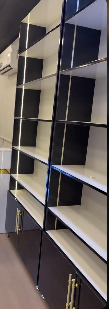 ديكور محل كامل باترينات + سبلت + ثلاجة صغيرة+ ميز وكراسي  ثنين
***********
