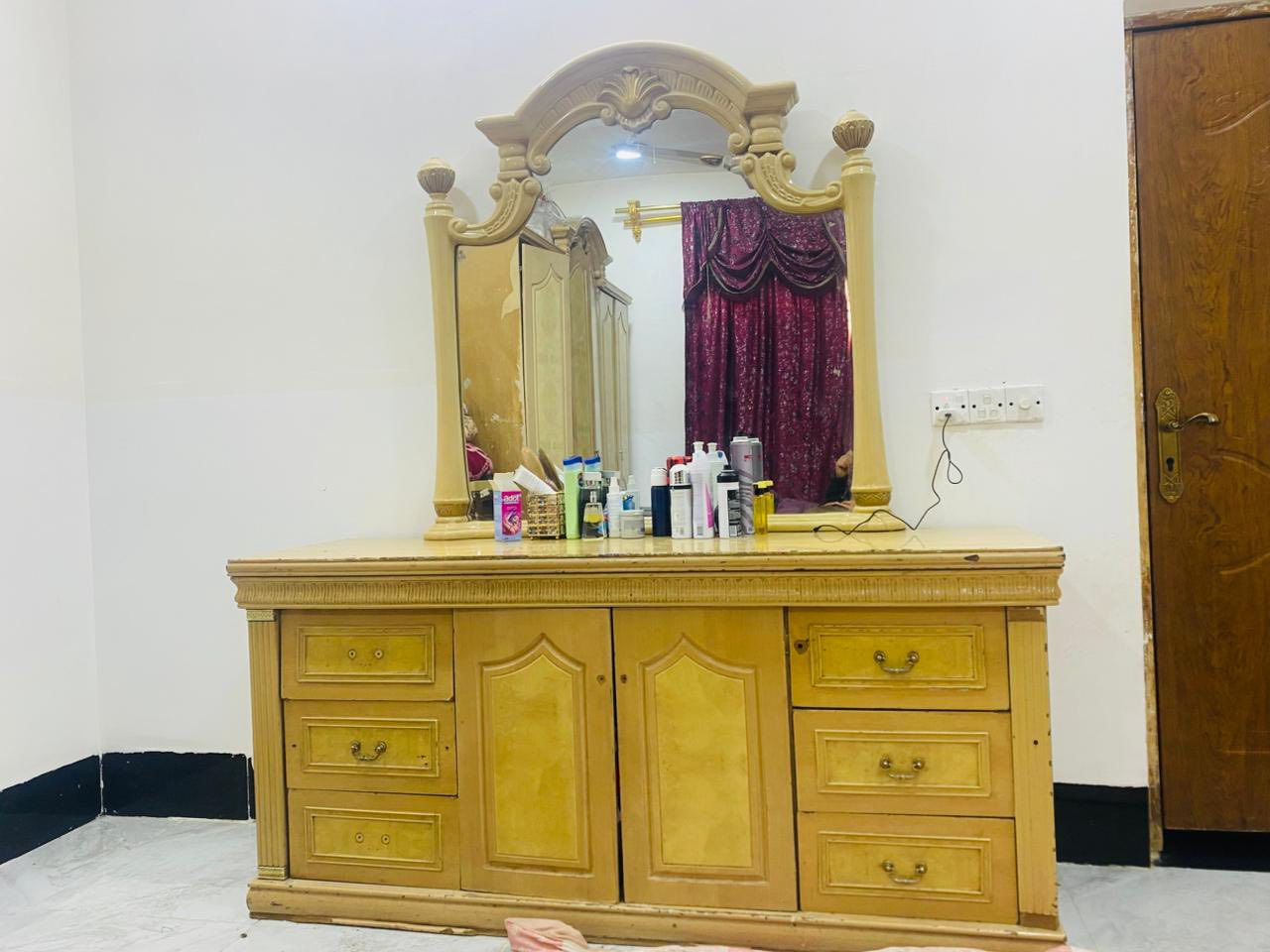 من رخصه الادمن الكروب .السلام عليكم غرفه أخشاب متكونه من 5 قطع بسعر مناسب   *********** 
بي واتساب ..السعر 150 بيها مجال بسيط متواجد واتساب
