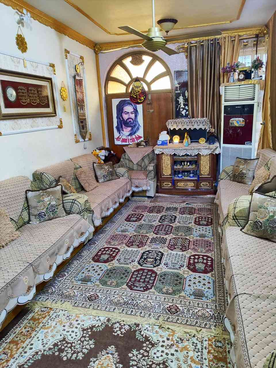 السلام عليكم بيت للبيع مساحه 100متر
في حي الجامعه 
الطابق الاول 
هول /استقبال /مطبخ / مجمع صحيات 

الطابق الثاني 
غرفتين نوم/ هول / صحيات 
الاستفسار على الرقم ***********
