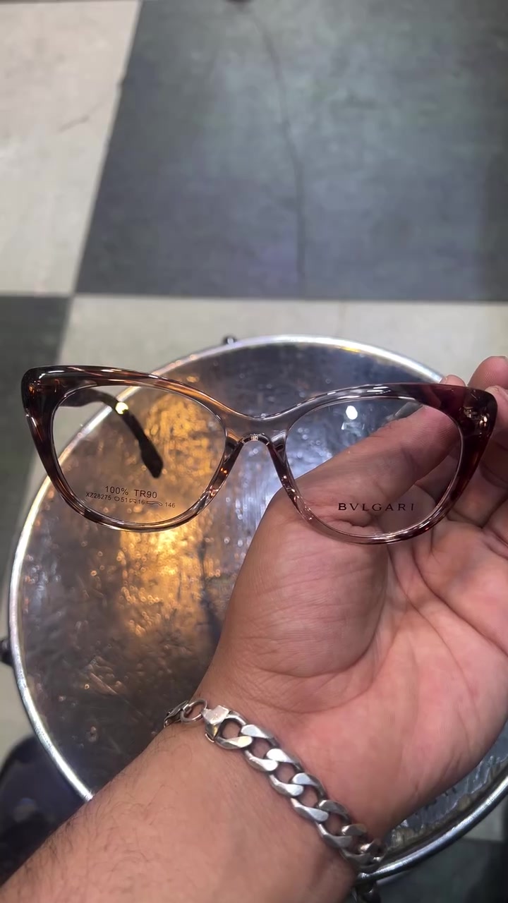 نظارة طبية بإطار أسود من ماركة بولغاري (Bvlgari) تتميز بتصميم كلاسيكي على شكل عين القطة.العلامة التجارية: بولغاري (Bvlgari).نوع الإطار: إطار كامل (Full Rim) على شكل عين القطة (Cat-Eye).المادة: أسيتات (Acetate) أسود.اللون: أسود مع تفاصيل على الذراعين


**إذا كنت صاحب هذا الإعلان وتريد حذفه لأي سبب، رجاءا أرسل رسالة إلى الدعم الفني**