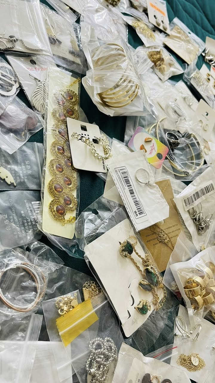 الشلحات  القطعة بـ اربعة ونص عدد ٦
والتراكات القطعة ب خمسة عدد ٤
كلهن بيعة وحدة بـ ٤٥ 

—

وعندي لانجري عدد ١١٥ قطعة بـ ٥٠ الف

وعندي اكسسوارات فوك ٢٤٠ قطعة بـ ٧٥ كلهن

وعندي اطفال ملابس شي ان القطعة بـ ١لف عددهن ٥٨ كلهن بـ ٥٥ الف

عندي منزلي كارتونة تخبل وكلشي بيها 

وعندي ملابس طلعة ومكس نسائي هاي خلو سعر عليها واشتروها

#تعزيلة_مشروع


**إذا كنت صاحب هذا الإعلان وتريد حذفه لأي سبب، رجاءا أرسل رسالة إلى الدعم الفني**