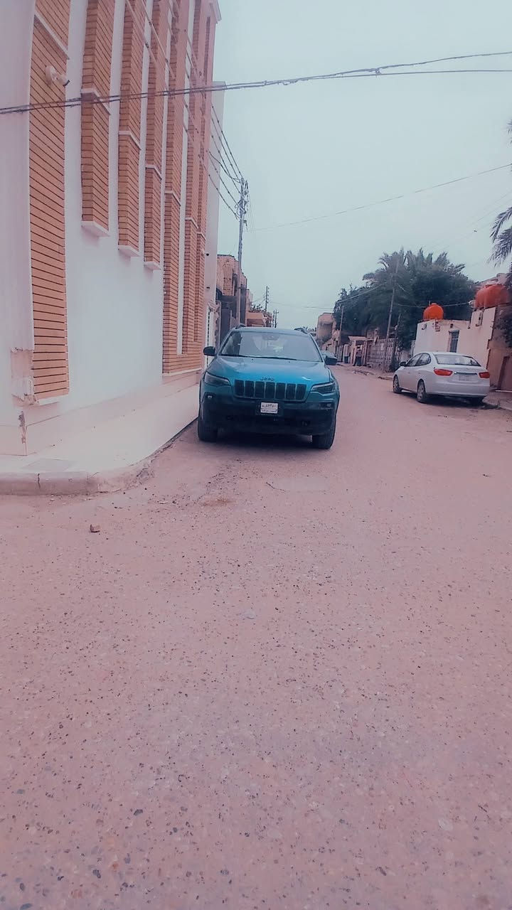 السلام عليكم من رخصة الادمن 🌓
سيارة جيب شيروكي (المعروفة محلياً في العراق باسم "بزون") بفئة تريلهوك (Trailhawk) موديل 2022 هي النسخة المخصصة للطرق الوعرة والقاسية. 

Fresno Chrysler Dodge Jeep RAM
 +1
إليك كامل المواصفات التفصيلية للسيارة:
⚙️ المحرك والأداء (المواصفات الميكانيكية)
المحرك: يأتي بسعة 3.2 لتر (Pentastar V6) سداسي الأسطوانات (6 سلندر).
القوة الحصانية: تولد السيارة 271 حصان.
عزم الدوران: يصل إلى 324 نيوتن/متر.
ناقل الحركة (الكير): أوتوماتيكي متطور من 9 سرعات (نمر).
نظام الدفع: دفع رباعي مستمر (4x4 / فور ويل) مجهز بنظام (Jeep Active Drive Lock) المخصص للظروف الصعبة مع قفل دفرنش خلفي (Diff-Lock).
وضعيات القيادة: نظام (Selec-Terrain) الذي يوفر 5 وضعيات قيادة تناسب جميع التضاريس (صخور، رمال/طين، ثلوج، رياضي، أوتوماتيكي). 

Cartea UAE
 +4
🌲 التصميم الخارجي والصلابة
الشكل والهيكل: تتميز فئة التريلهوك بارتفاع أعلى عن الأرض مقارنة بالفئات العادية لتسهيل عبور الصخور والمياه.
الإطارات والويلات: جنوط (ويلات) ألمنيوم مخصصة للطرق الوعرة قياس 17 إنش مع إطارات خشنة (All-Terrain).
الخطافات الهجومية: تحتوي على قلابات سحب بلون أحمر مميز في الأمام والخلف.
الحماية السفليّة: ألواح حديدية (تصفيح سفلي) لحماية المحرك وخزان الوقود من الصدمات.
الإضاءة: مصابيح أمامية زينون أو LED متطورة مع كشافات ضباب، وإشارات بالمرايا الجانبية المزودة بهيترات (تدفئة). 

Fresno Chrysler Dodge Jeep RAM
 +2
🛋️ المقصورة الداخلية والرفاهية
المقاعد: كشنات جلد طبيعي أصلي، مع تحكم كهربائي للمقاعد الأمامية.
الشاشات: شاشة وسطية لمس كبيرة قياس 8.4 إنش تدعم أنظمة آبل كاربلاي (Apple CarPlay) وأندرويد أوتو (Android Auto) ونظام الملاحة (GPS)، بالإضافة إلى شاشة رقمية ثانية في لوحة العدادات لعرض أعطال ومعلومات السيارة.
التبريد: تكييف مركزي قطعتين (أمامي وخلفي).
التشغيل: تشغيل السيارة عن بعد بواسطة الريموت، وبصمة تشغيل (دكمة) وبصمة أبواب.
إضافات أخرى: فتحة سقف (بانوراما في بعض النسخ)، ستيرن متحرك ومطعم بالجلد مع تحكم كامل، نقطة كهرباء منزلية (بلك سويتش) في الخلف، وجنطة خلفية تفتح وتغلق كهربائياً. 

Auto123
 +3
🛡️ أنظمة الأمان والرادارات
تعتبر سيارة البزون تريلهوك 2022 مدججة بالتقنيات الأمنية لحماية الركاب:
الوسائد الهوائية: تحتوي على 12 وسادة هوائية (إيرباك) لحماية كاملة لجميع الركاب.
الرادارات: رادار أمامي لتجنب الاصطدام، ورادارات جانبية للمساعدة في البقعة العمياء.
حساسات وكاميرا: حساسات أمامية وخلفية مع كاميرا خلفية دوارة ونظام مانع الاصطدام الذاتي عند الرجوع للخلف.
الأنظمة الذكية: نظام الحفاظ على المسار، مثبت السرعة الذكي، مانع الانزلاق (ABS + TCS)، والسيارة سعرها  عارقم الموجود وهاي جميع مواصفاتها ماعدا ألفتح للاستفار عن التفاصيل الرقم موجود *********** هاذا رقم صاحب السيارة وشكرأ للجميع
