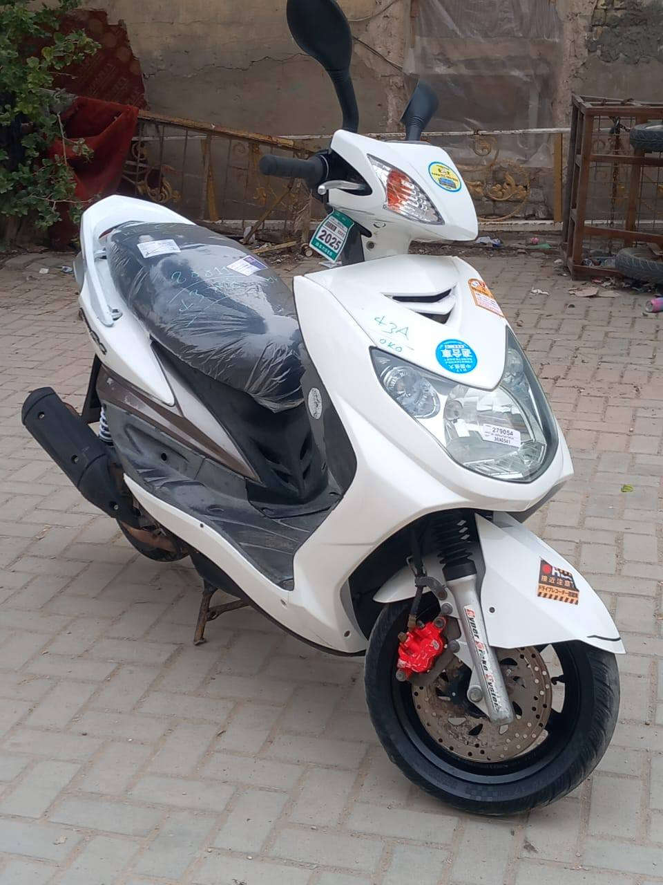 السلام عليكم دراجه سكنس فحل للبيع دراجه مقفوله كفاله عامه من الكهربائيات والماكينه مقفولات السعر ب 850 بها مجال***********
