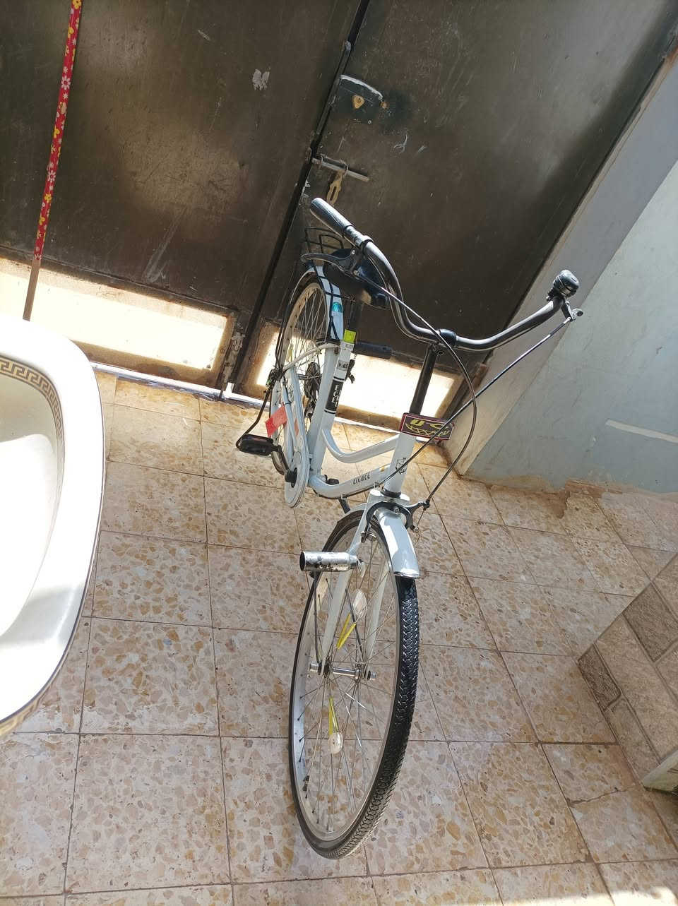 سلام عليكم بايسكل بطه ياباني اصلي لون ابيض  للبيع بايسكل بعده جديد بجيس نضافه 100/95 بريك وره وكدام شغالات تايرات نضاف بايسكل نضيف يخبل سعر 90وبي مجال قليل مكاني  نجف شارع جامعه الكفيل مقابيل شارع 60الاول ستفسار اكثر ***********شراي بخدمته
