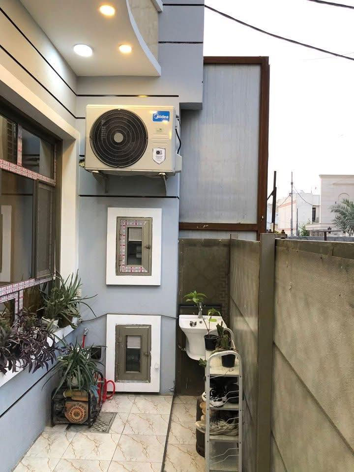 أسلام عليكم دار للبيع زراعي مدرسه  النهظه الاثورين قريب الشارع العام مدخلين مساحه ٥٠ متر واجها ٥ ونزال ١٠ يتكون من 3 غرف وصاله 3 طوابق شغل درجى اولى حديث موقع متاز بسعر مناسب للا ستفسار ‭  ‭٠٧٧٠ ٩٦٤ ٣٣٩٣‬
