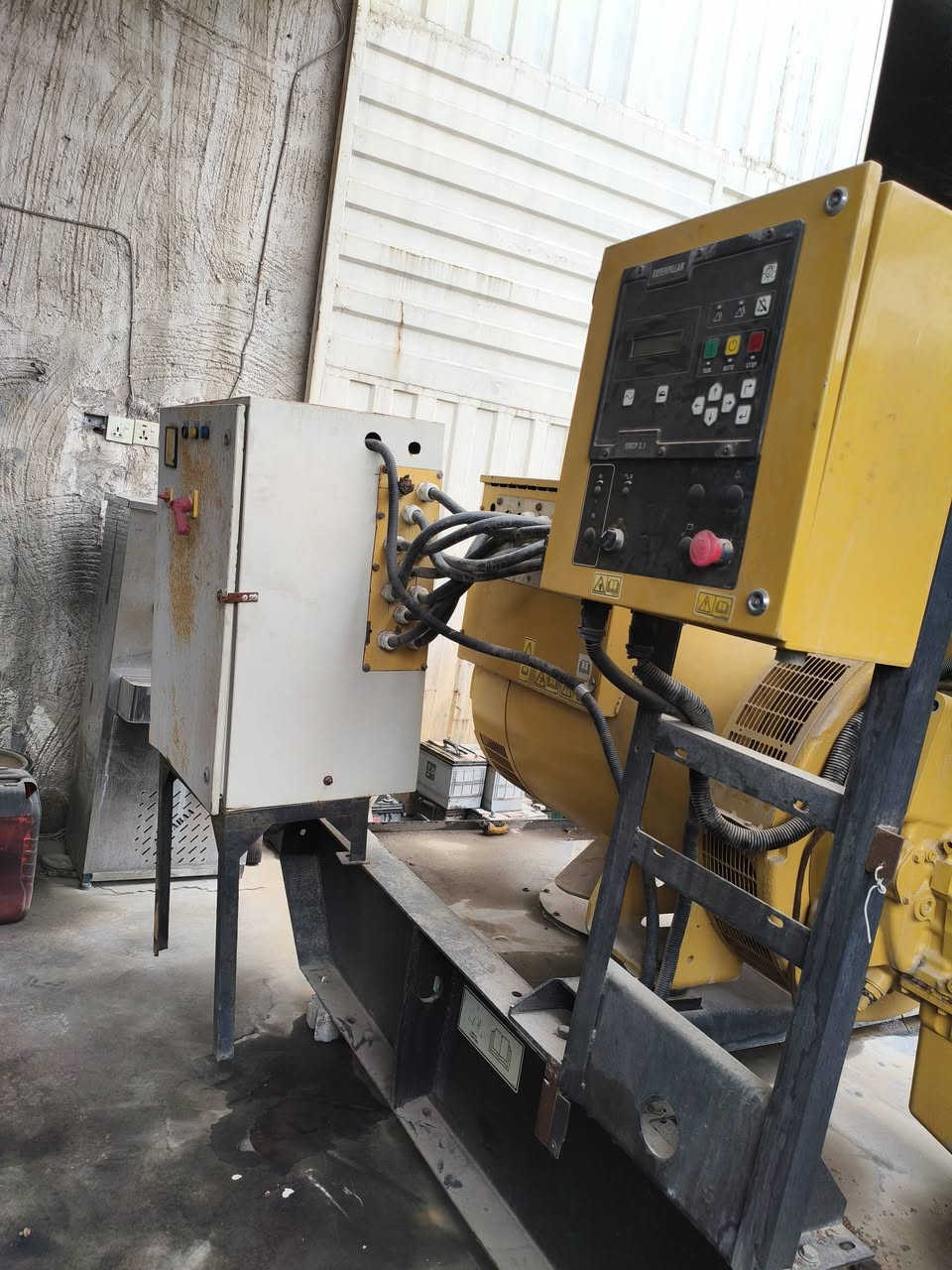 #مولدات 
مولد كتلر بلر C15 مولده جديده استيراد أوربي 
مامشتغل دقيقه بلعراق برغي ممفتوح منه وضع الشركة 
شرط الفحص والحمل لاتبخير لا تنقيص 

📍التوليد 500 KVA 
📍السعر خاص او اتصال بالرقم التالي 

العنوان أربيل الصناعة الجنوبية 
للاستفسار الاتصال+ واتساب (***********) يوجد توصيل لجميع المحافظات (يوجد لدينا جميع انواع وأحجام المولدات)
