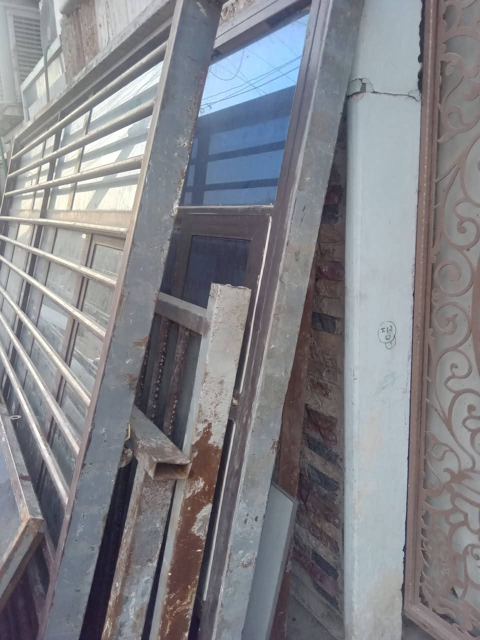 سلام عليكم شبابيك  وابواب مال طابق  كامل مع الجام جديد للبيع بغداد شارع فلسطين ***********
