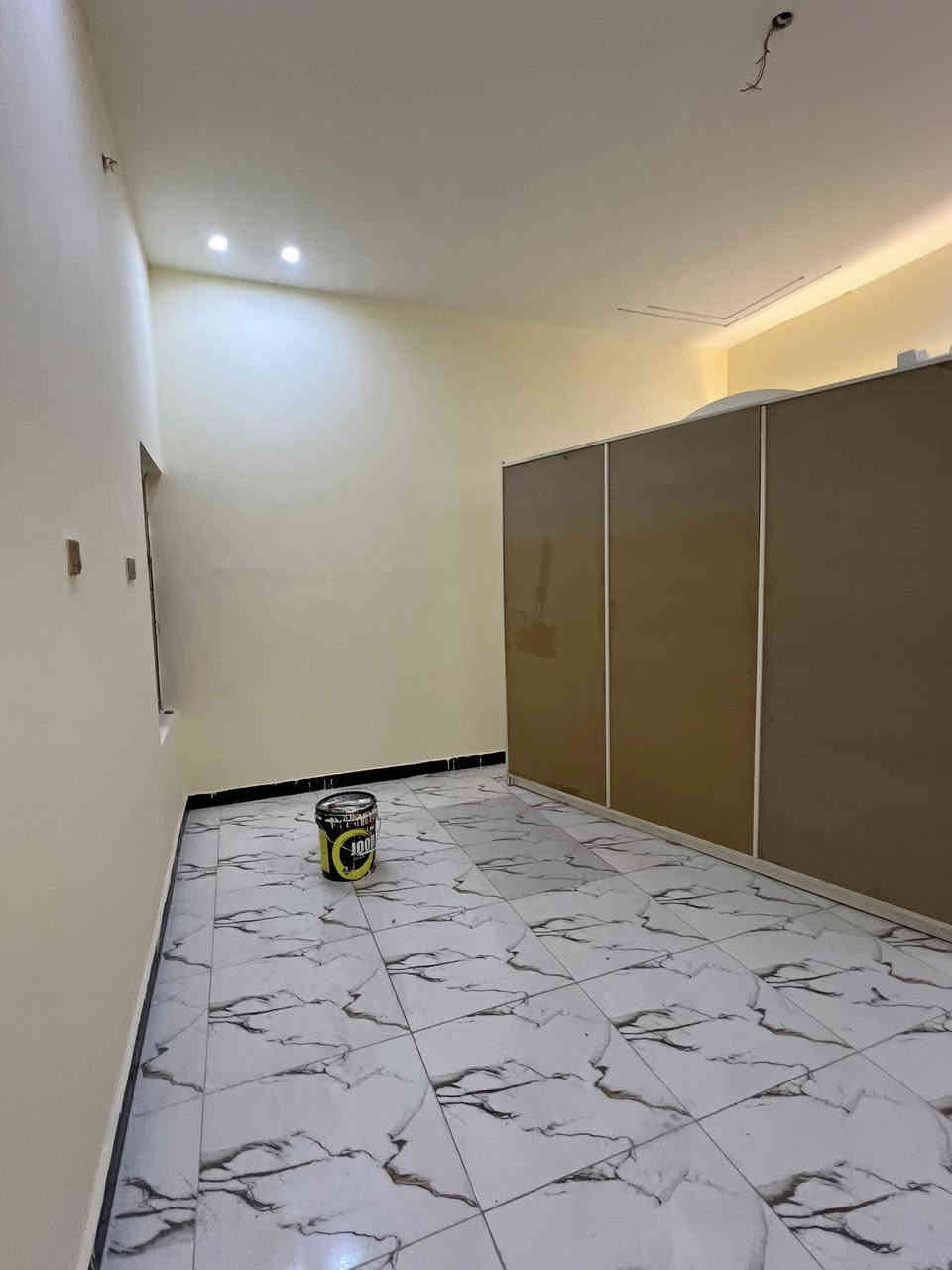 منزل للبيع بناء حديث تسليم مفتاح 🔑 
المساحة / 200م | 10*20 : طابو زراعي عراقي 📄 
في البصرة _ الصالحية _ حي الامير 📍
شارع 9م - والرئيسي 12م تبليط 
يحتوي على / غرف منام عدد 2 وصاله _ واستقبال _ ومطبخ _ وصحيات داخلية وخارجية _ وكراج _ وحديقة 
السعر 140 مليون وبي مجال بسيط للشراي 
للتوآصل : ***********
