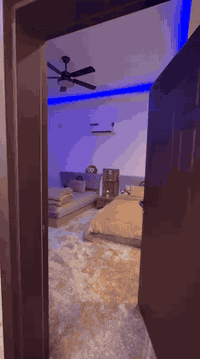 بيت للبيع المساحة 200 متر. 

العنوان الديوم منطقة ال 17 الف قرب التبليط ومجاور شارع 60 

4 غرف نوم 

والبيع مع الاثاث كامل والطاقة شمسيه 30 امبير. 

االسعر 200 مليون وبي مجال 

***********
