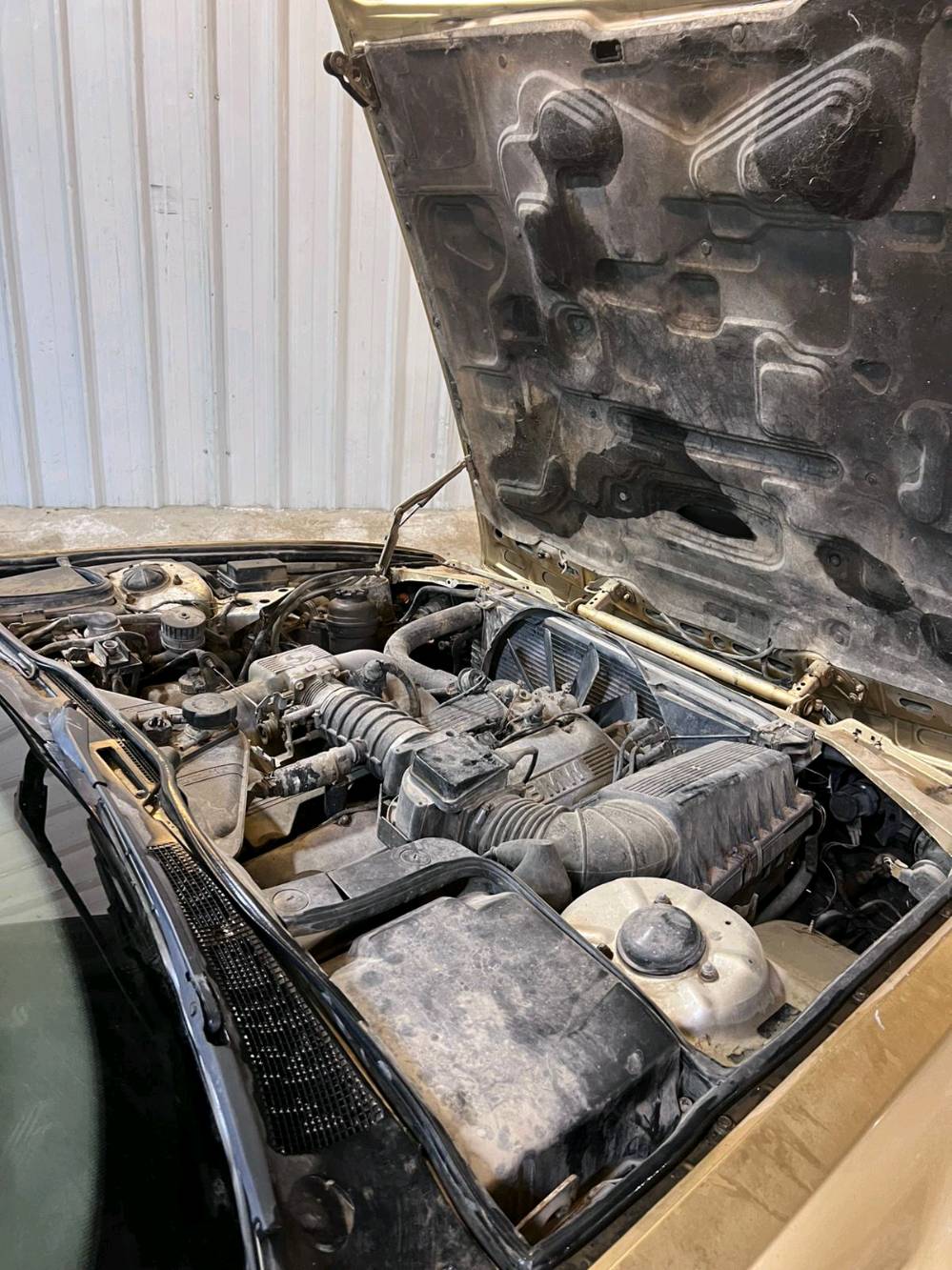 للبيع BMW735 موديل 1988 سلندر 6لون مميز رقم مميز موقع الحله خلف محطه غاز الثوره 