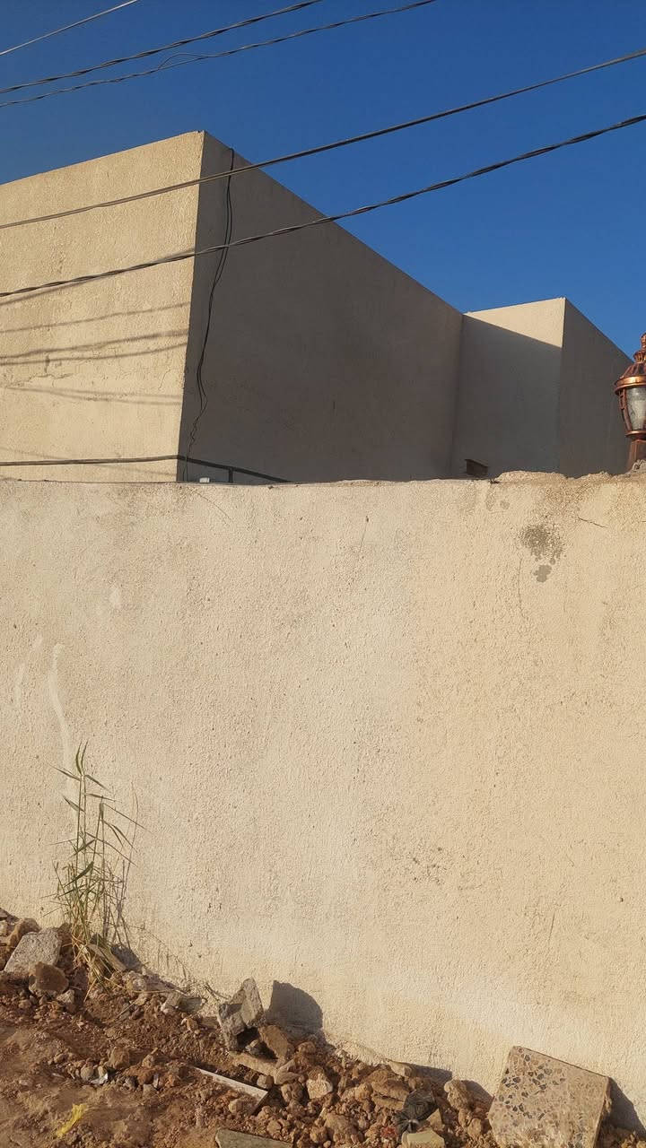 بيت زراعي للبيع فارغ ٣٠٠م ركن تجاري الكوفة قرب الفلل صورة العباس غرفة وصالة ومطبخ واستقبال وصحيات ٢ ومكشوفة حول البيت  ٨٨ مليون وبي مجال للاستفسار ***********
