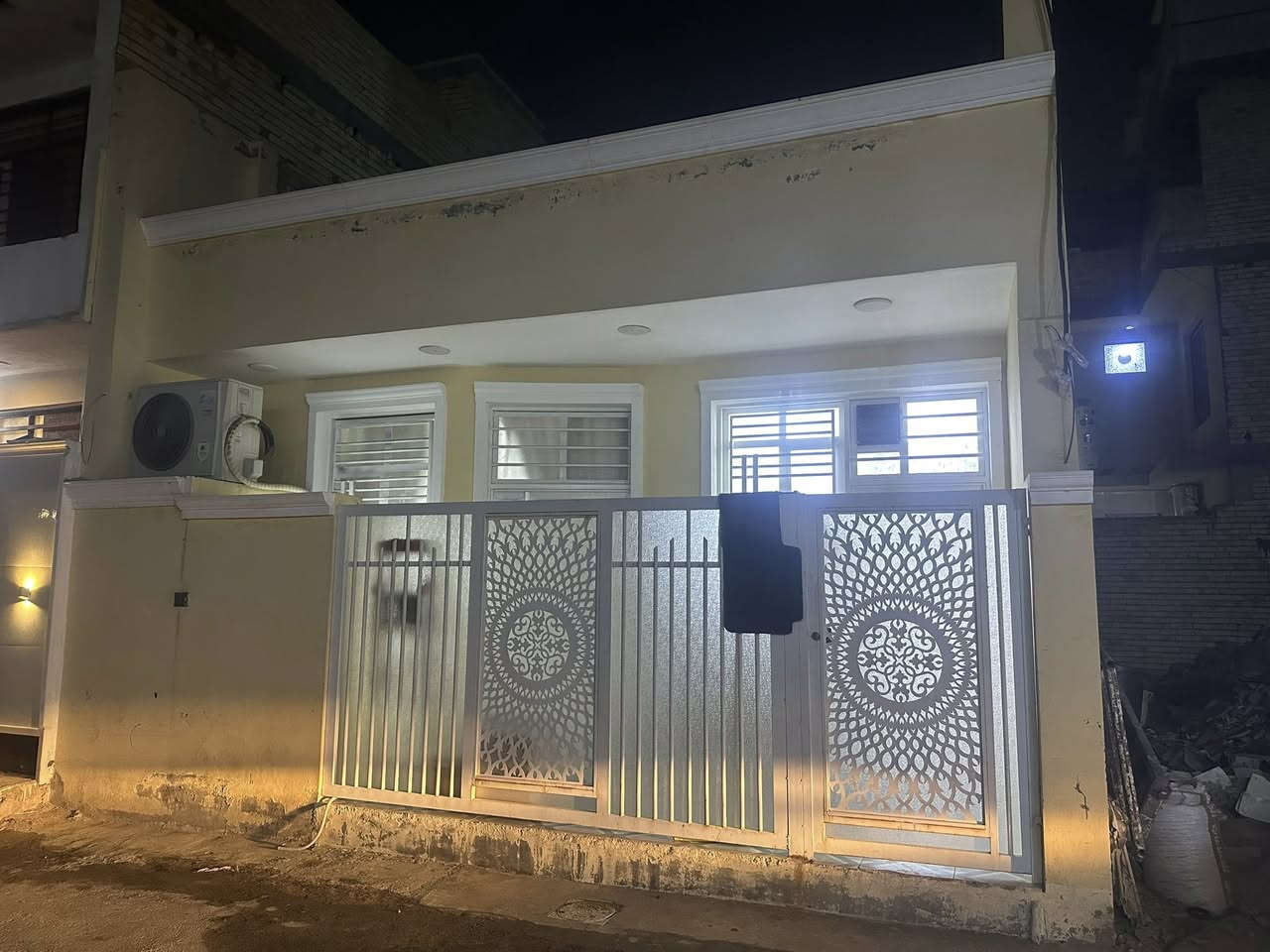 دار لبيع طابو زراعي الربيع  بيت البياع 85 متر مربع واجهه 7 نزال12 طابق واحد الثاني على النص غرفه نوم استقبال مطبخ ملحقات اخر فرع شارع سكله البستان السعر 94 لاستفسار ***********
