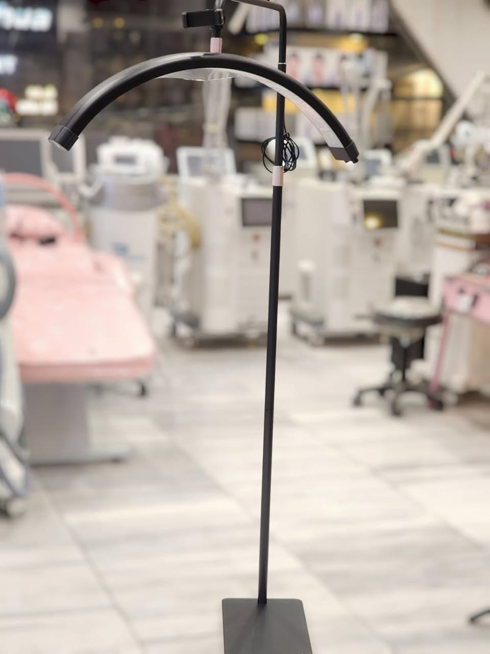 عملاق الانارة رجع توفر ... 
بولايت عمودي بلون وسطوع عالي متغير مع امكانية تحكم ريموت كونترول ...
مصباح نصف القمر تصميم لتطبيقات متعددة يخدم خبراء التجميل وفناني الوشم ومؤثري الجمال مما يجعله أداة حيوية للعناية بالبشر وخدمات الرموش 
يتوفر داخل شركة وجوه العراق ☎️
***********
0783853888
