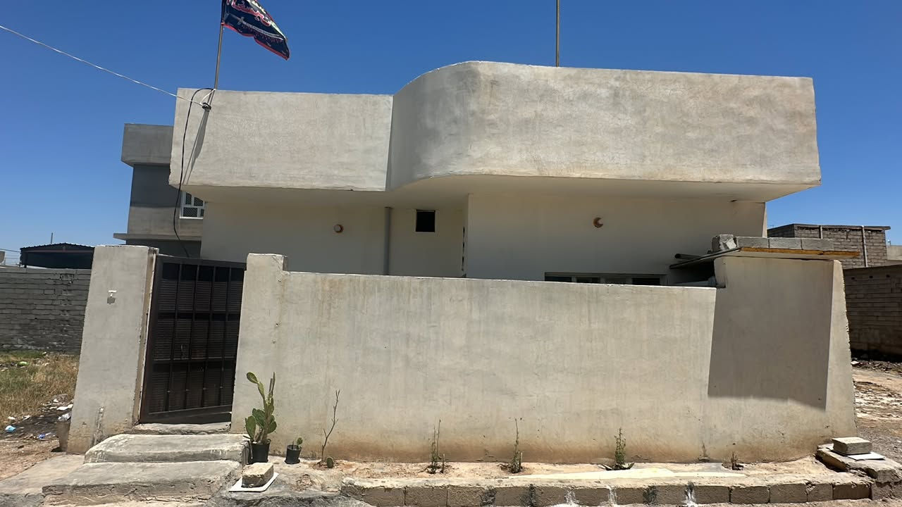 الموقع حي المهدي الجهة اليسار الفرع الثاني عن الشارع العام نقص بس سيراميك وسقف ثانوي
المساحة 150
ويتكون من غرفتين وصالة واستقبال ومطبخ وسطح وصحيات السعر 40 وبي مجال 
الرقم : ***********
