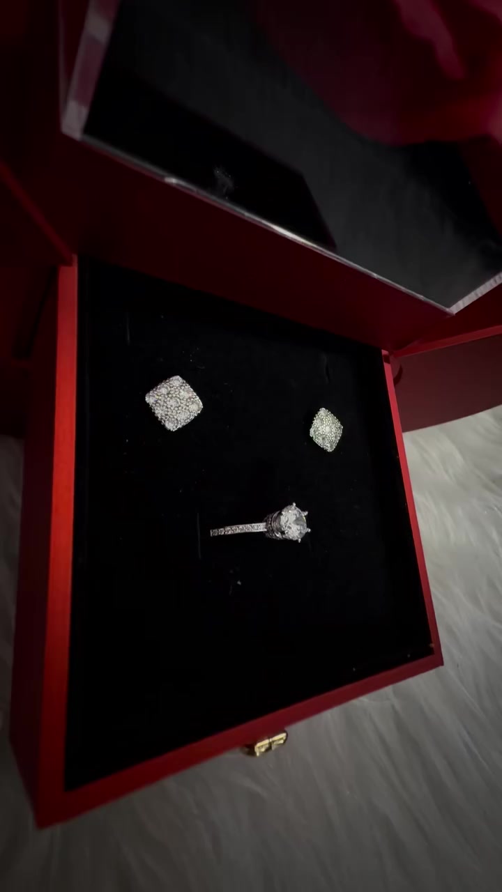 بوكس خاتم فضه مختوم 925 مع تراجي كريستال وياهم الكارتات 
يرهم هديه بعيد الام كلش انيق وفخم


**إذا كنت صاحب هذا الإعلان وتريد حذفه لأي سبب، رجاءا أرسل رسالة إلى الدعم الفني**