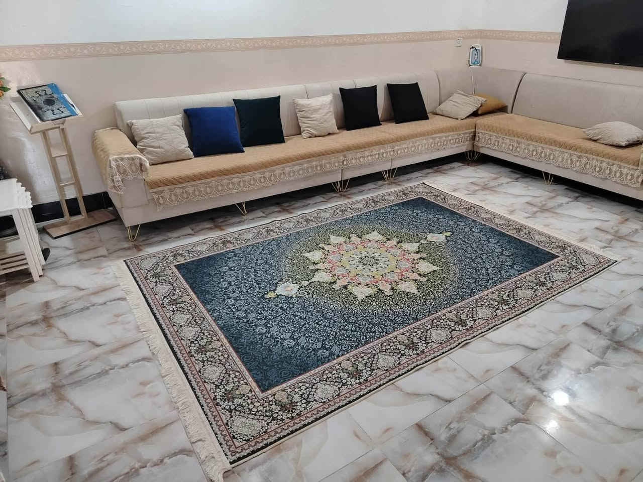 السلام عليكم 
مكلفة بالنشر بيت للبيع مساحته 260 متر 
غرفتين نوم
استقبال
مطبخ رئيسي + مطبخ حراري
صحيات داخلي+ خارجي
فول سيراميك
العنوان قاميشلان السعر ٢٨ مليون وبيه مجال
رقم الهاتف
***********
