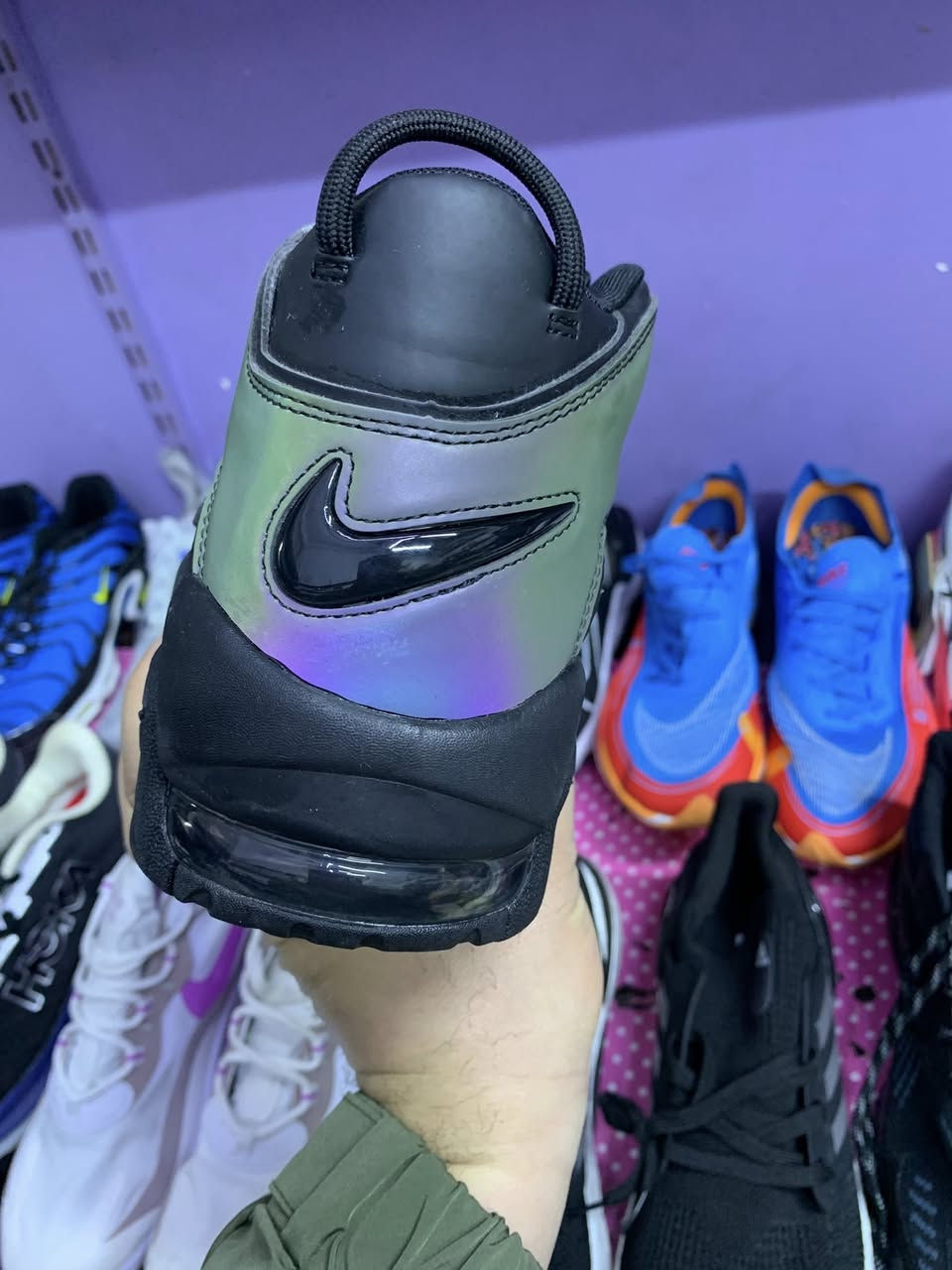 حذاء رياضي باله اصلي قطعه بشرط نضافه 100/100 قياس 45 طول قدم 29 سم السعر 30 الف يوجد توصيل جميع المحافظات ***********
