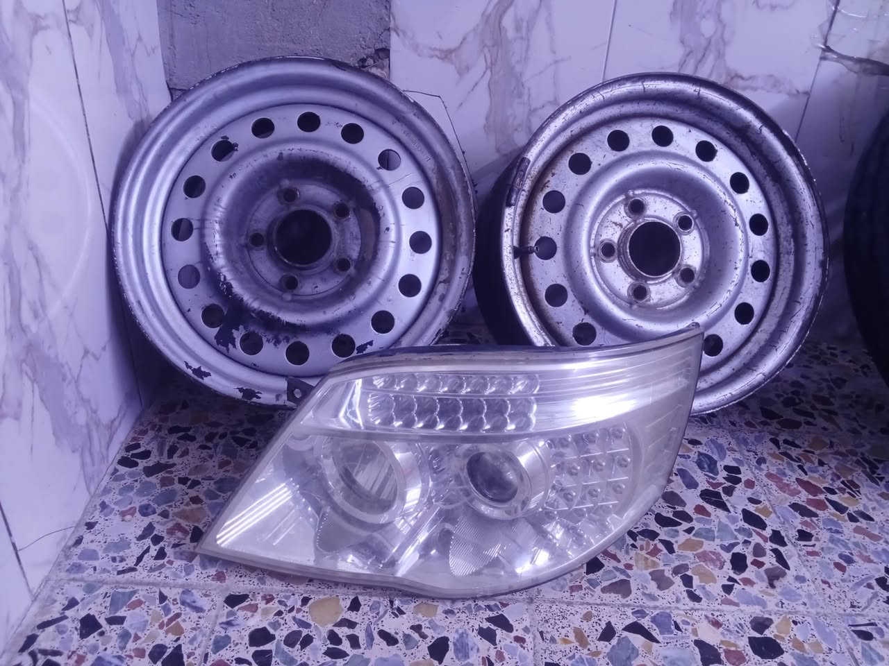 السلام عليكم وياله اصلي فتون عدد ثلاثه واحد جوان مازدا فتون الوان اصليه وكرسي قلابي كوستر بغداد المدينه رقم الهاتف ***********
