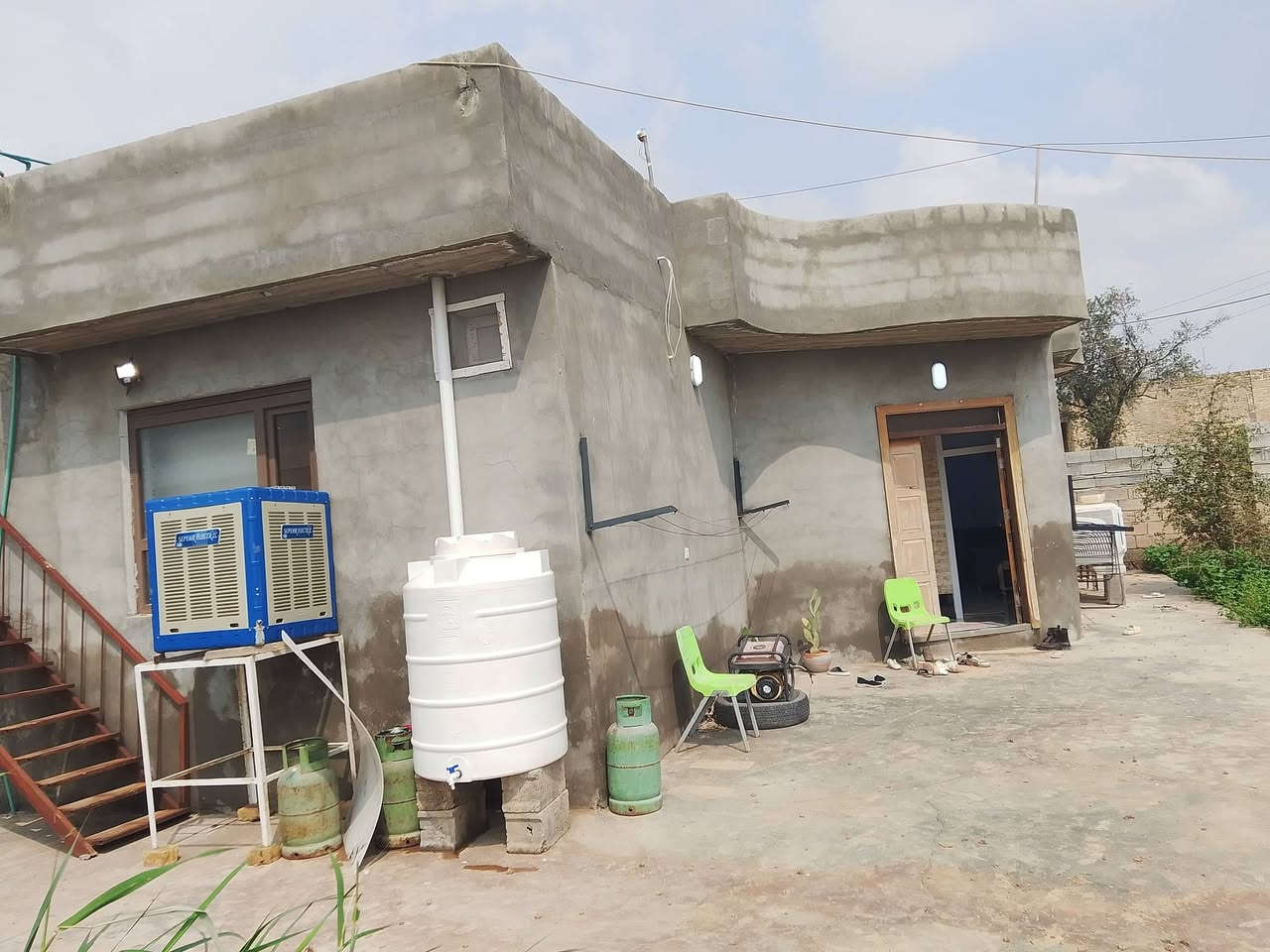 بيت للبيع قاميشلان مساحة البيت 200متر والكاع 1000الف نوع العقار (زراعي) عدد غرف نوم2
استقبال مطبخ حمام صحيات بناء حديث البيت السعر 35مليون وبي مجال رقم الهاتف***********
