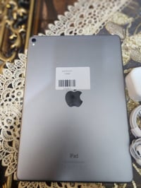 ايباد برو9.7  ذاكرة 128 كيكا  نموذج M شحن ممتاز جدا وياه شاحنة اصلية و...