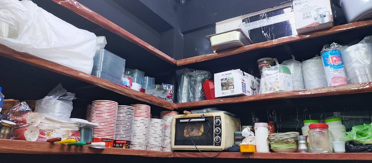 السلام عليكم ، مطعم جاهز للبيع
العنوان / قرية الغدير الأولى - البوابة الأولى - شارع مدرسة الإدريسي قرب اسواق بغداد
ايجار المطعم شهرياً 500 الف وكل شهر بشهره
المطعم يحتوي على التالي 👇
١. ميز طعام عدد 8
٢. كراسي عدد 16
٣. براد مشروبات عدد 2
٤. براد مقبلات عدد ١
٥. بلازما حجم 52 + منظومة كاميرات كامله مع السيستم ( صوت وصورة ) 
٦. مجمده عدد 1
٧. ميز عصير مع 3 خلاطات 
٨. ميز كاشير مع كرسي 
٩. كاشير نظام AMT 
١٠. طابعات عدد ٢ مع جهاز يو بي اس 
١١. مغسلة ( تعليگ + مرايا ) عدد 1
١٢. طباخ شغل عراقي ( ٣ عيون ) عدد 1
١٣. كرين بركر سلستيل مع حوضين تقلاه عدد 1
١٤. حمايه طعام ( باربري ) كهربائيه منضديه عدد 1
١٥. حماية طعام ( غربي ) عدد 1
١٦. ميز مع مرمره عدد 1
١٧. سنكي سلستيل حوض واحد عدد 1
١٨. ملوثت كنتاكي عدد 1
١٩. رفوف حديد درجة اولى عدد 6 على قياس المطبخ
٢٠. سفريات ( حاضنة كنتاكي كيلو ونص كيلو + ماعون ريزو صغير وكبير وبعد اكو مواد هواي خاصة للتجهيز ) 
٢١. انارة خارجيه وداخليه كاملة 
٢٢. المطعم مجهز بالكامل من الماء والمجاري ايضا داخليه وخارجيه 
ديكور المطعم مثل ماموضح بالصور او الفديو كله ورد وتارتان 

ملاحظه : المطعم مامفتوح غير شكم يوم حتى بعدني قطعة ممخلي للاستفسار اكثر متواجد ع الفيس وهذا رقمي ***********
