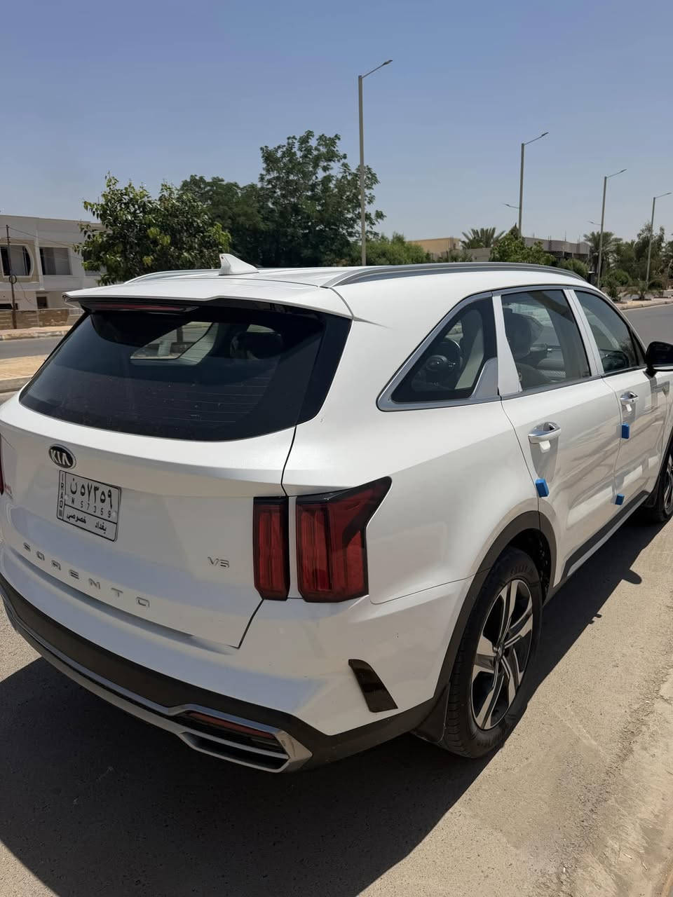 سورنتو   موديل 2021 خليجي 
محرك 6 سلندر 
مواصفات النص فل
حساسات اماميه خلفيه 
تشغيل عن بعد
ضرر  السيارة ضربه خفيفه   بالباب بصف السائق وتم التعديل pdr 
وموجود سونار للسيارة 
السيارة نظيفة جدا ومكفوله 
ممشه السيارة  فقط 80 الف 
 زيت الكير تم تغيره  عند 60 الف   يم شركة الحسام
السعر 260ورقه 
للاستفسار ***********
