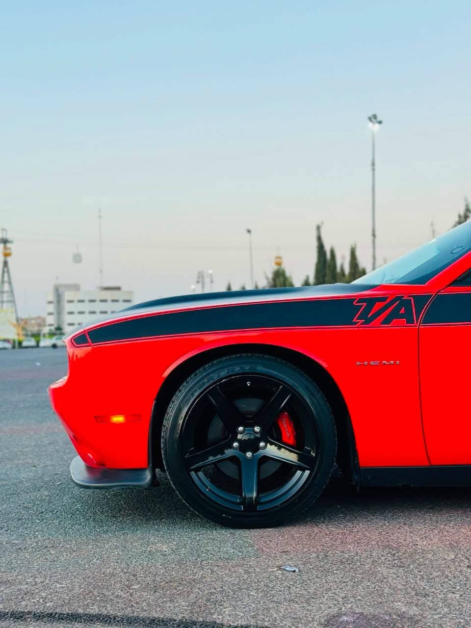 𝐃𝐨𝐝𝐠𝐞 𝐂𝐡𝐚𝐥𝐥𝐞𝐧𝐠𝐞𝐫 𝐑/𝐓
الموديل : [ 𝟐𝟎𝟐𝟎 ]
المحرك : [ V8 / 5.7 ] 🔥
الگير : [ أوتوماتيك ] 
الممشى : [ 66 الف ميل ]
اللون : [ برتقالي - مميز ] 🎃
الحالة : [ السيـارة وارد أمريكا ضررهـا قطعتين بجم كبس بدون ايرباك بدون دواخل حتى دعاميات بلادي ]

[ السعـر .. $19,000 قابـل للتفـاوض ✅ ] 

[ الـــــمـــواصــفـــــات ]

- السيـااارة فئـة 𝐑/𝐓 مواصفـات الستانـدر ( المعروفة ) 

الموقع : [ أربيـل ] 📍

للتواصل واتس اب او اتصال : [ *********** ]

#dodge #challnger #hemi #rt #yasser_erbil
