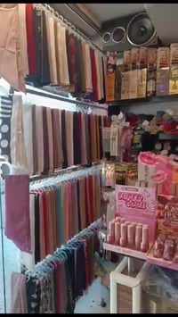 محل كوزمتك • حي عدن • بضاعة أو بلا