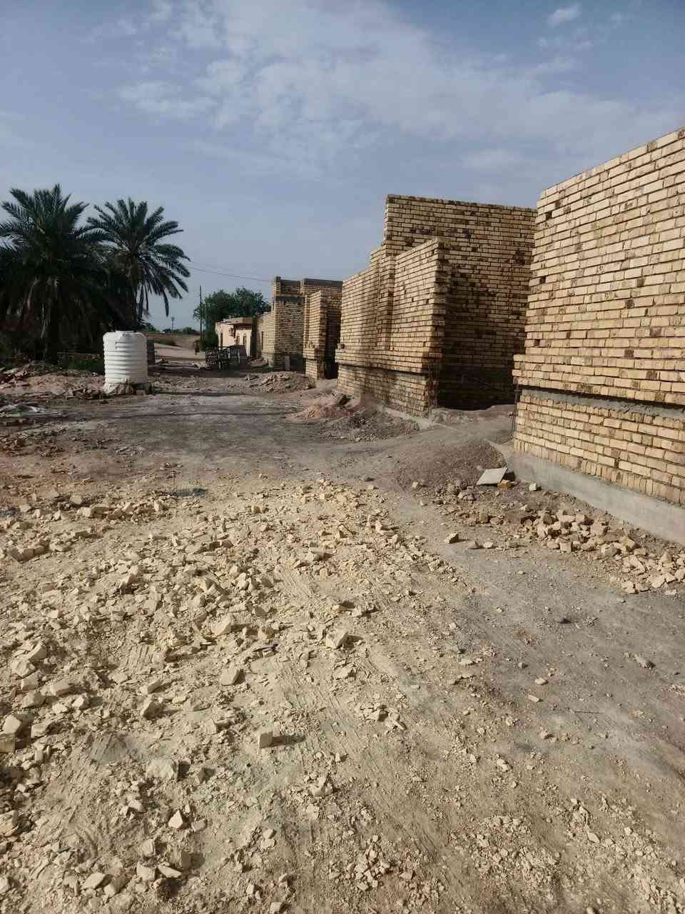 السلام عليكم قطعتين للبيع وحده بصف الثانية كل وحده مساحته 245م المساحة الكلية 490م طابو سند 25م تبعد عن الشارع العام 20م الوجه 20م والنزال 24 ونص الموقع وره مكصب السوك القديم قرب اسالة الماي الي بالنواشي عله الشارع العام ***********

