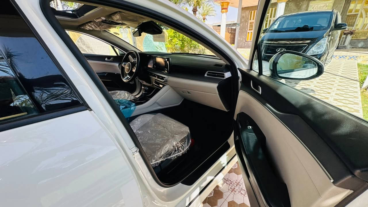 سلام عليكم للبيع كي فايف موديل ٢٣سياره فول موصفات خليجي
ماشيه 40

فول

بني رامه

كشن جلد 

كشن تبريد تدفىه

لايت زنون

تشغيل عن بعد

جنطه ذكيه

رادار

فول موصفات 
محرك ٢٥٠٠

سيارة جديدة بل خير عل يشتري

***********

بي  وتساب
