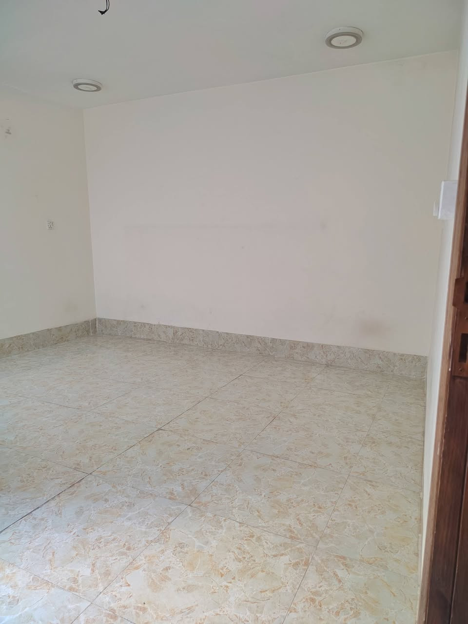 شقه للايجار طابق ثاني اعظميه راغبه خاتون شارع مسجد جلال  تحتوي على غرفتين وصاله ومطبخ وخدمات معزوله وحدها بالطابق سعر الإيجار ٦٠٠ مقدم شهرين بدون دلاليه للجادين الاتصال ***********
