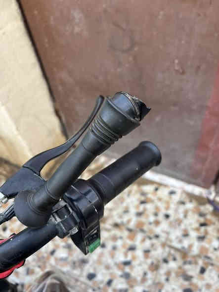 سلام عليكم
دراجه شحن HIS
لون احمر 
موديل 2024
بدلتله بطاريات قبل شهر واحد
دراجه نظيفه كلش 
بيها نقوصات مثل المرايه اليمنه يمكن بلفين
وجكمجه مابداتها
وسبرنك مال ستاند 
الباقي كله سليم
مكاني ديالى الحديد حي الاملاك 
السعر 240 وبيها مجال حك الجيه  
مستعجل عله بيعته كلش
رقمي ***********
