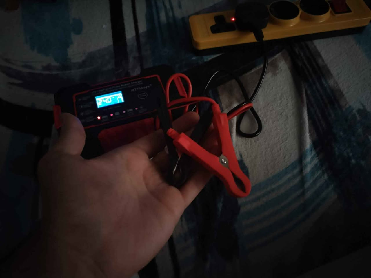 يشحن من 2.5 امبير إلى 100 امبير
فيه اربع وضعيات 
1-وضع بطارية السيارة 
2-وضع بطارية الدراجة 
3-وضع البطارية العادية 
4-وضع الإصلاح 
يوجد توصيل جميع محافظات العراق موصل, نينوى


**إذا كنت صاحب هذا الإعلان وتريد حذفه لأي سبب، رجاءا أرسل رسالة إلى الدعم الفني**