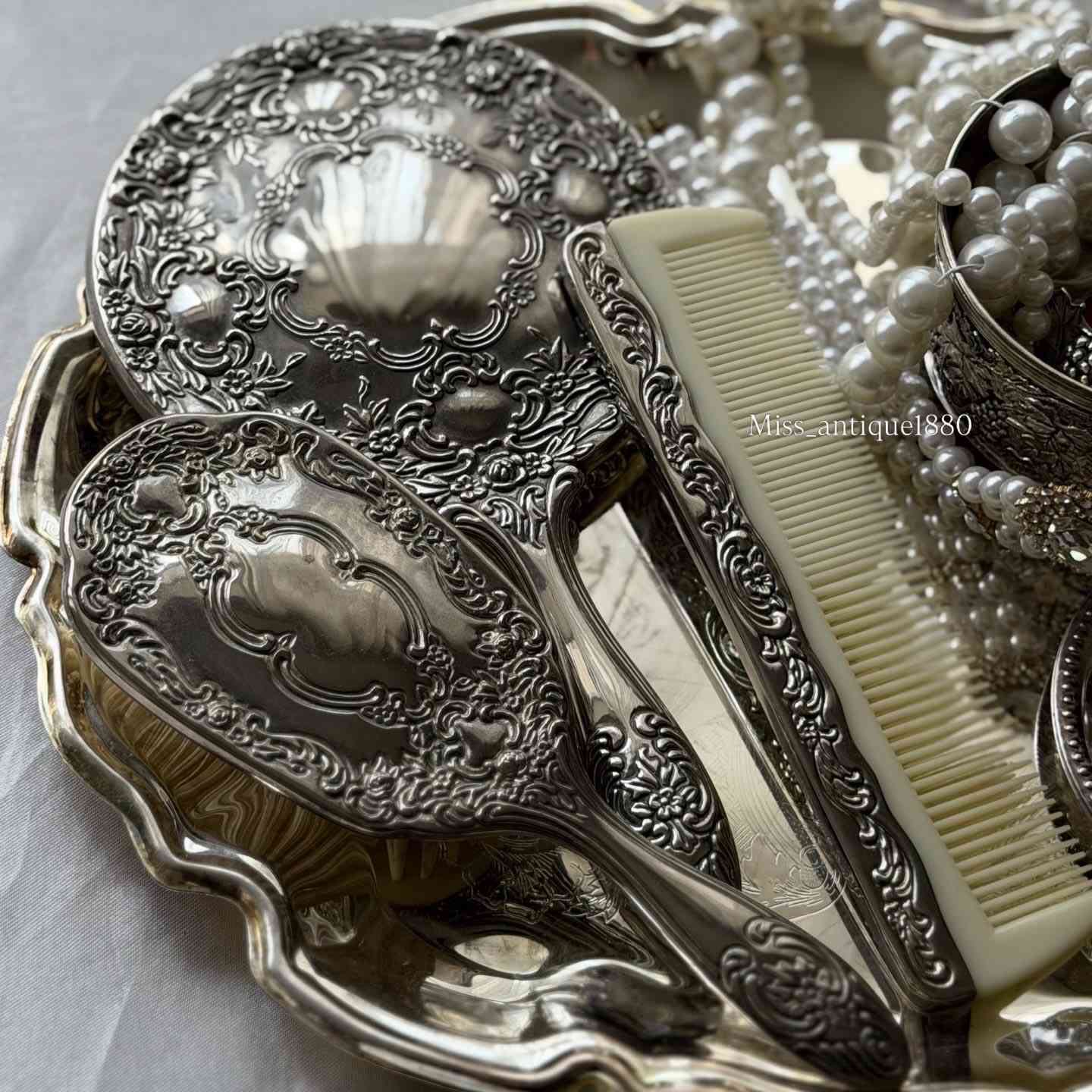 سيت انكليزي أنيق طلاء فضه اصلي Genuine Silver-Plated
بالكارتون غير مستخدم نظافة 100% 
تتكون المجموعة من:
▫️ مرآة يدوية
▫️ فرشاة شعر
▫️ مشط
▫️ علبة إكسسوارات مطلية بالفضة 
▫️ عدد 2 طبق دائري صغير للإكسسوارات مطليان بالفضة  

متوفر توصيل جميع محافظات العراق


**إذا كنت صاحب هذا الإعلان وتريد حذفه لأي سبب، رجاءا أرسل رسالة إلى الدعم الفني**
