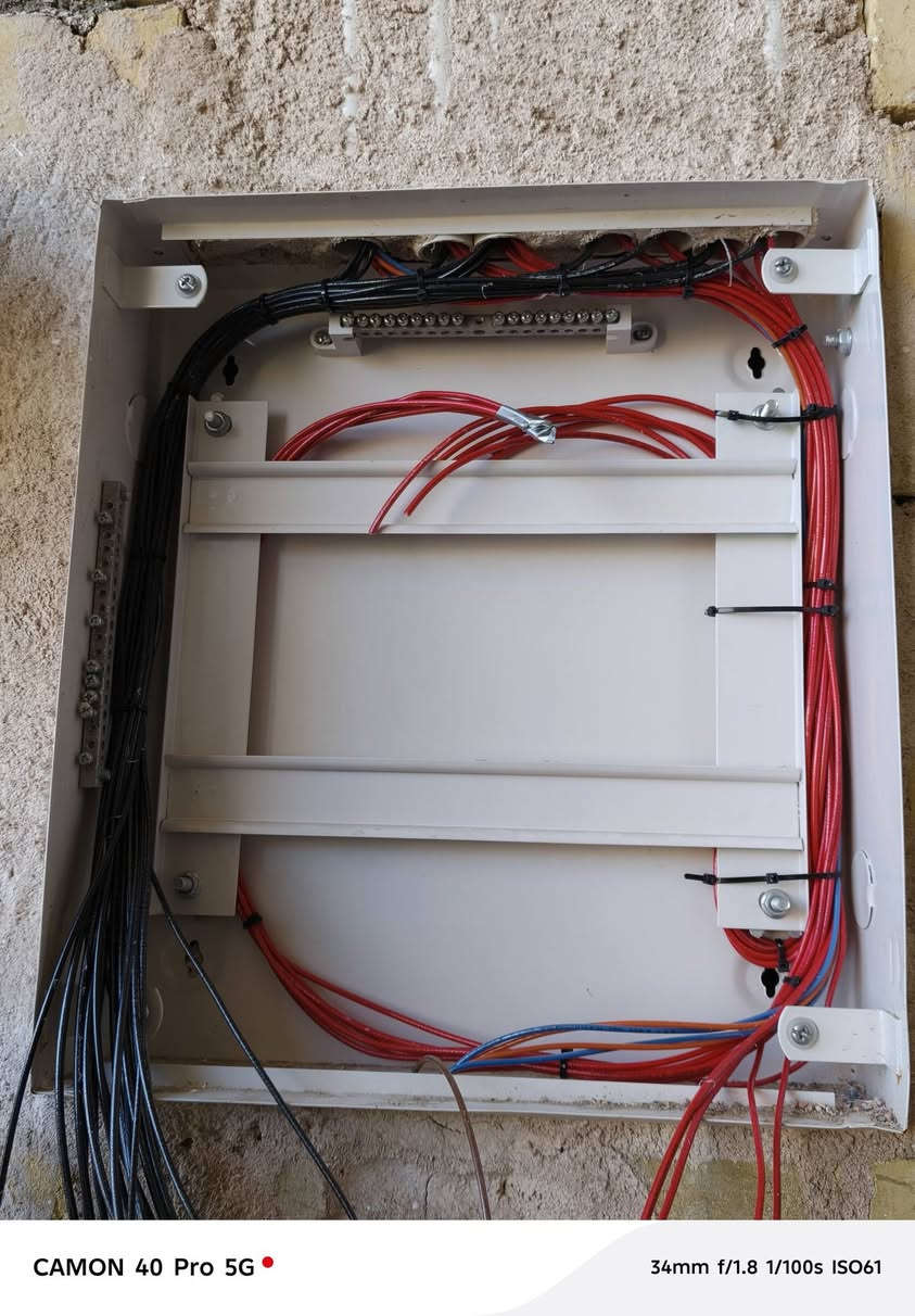 ﻛﻬﺮﺑﺎﺋﻲ ﻣﻨﺎزل
_ ﺗﺄﺳﻴﺲ ﻛﻬﺮﺑﺎء  / ﺑﻮري / ﺳﻴﻤﻨﺰ  
_ ﺗﺠﺪﻳﺪ اﻟﺘﺄﺳﻴﺲ اﻟﻘﺪﻳﻢ    
- ﺻيانه عامه
اي استفسار راسلوني ع الصفحه
او ع هذا الرقم ***********
