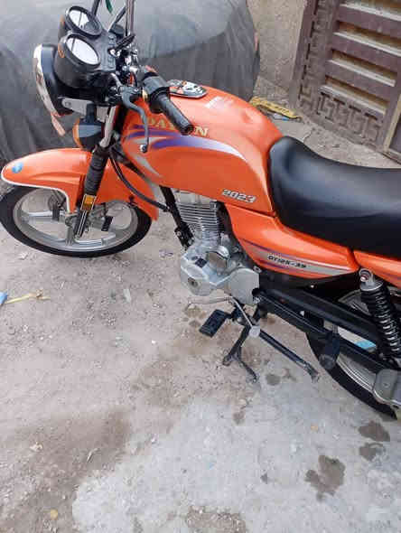 السلام عليكم دراجة دايوان عظم برتقالي 
اوراق اصولي 
موديل 2023
طالعة بـ 2024
السعر 1،600 واحد وستمية  قفلها *********** اتصال على الرقم ممتواجدين على الفيس
