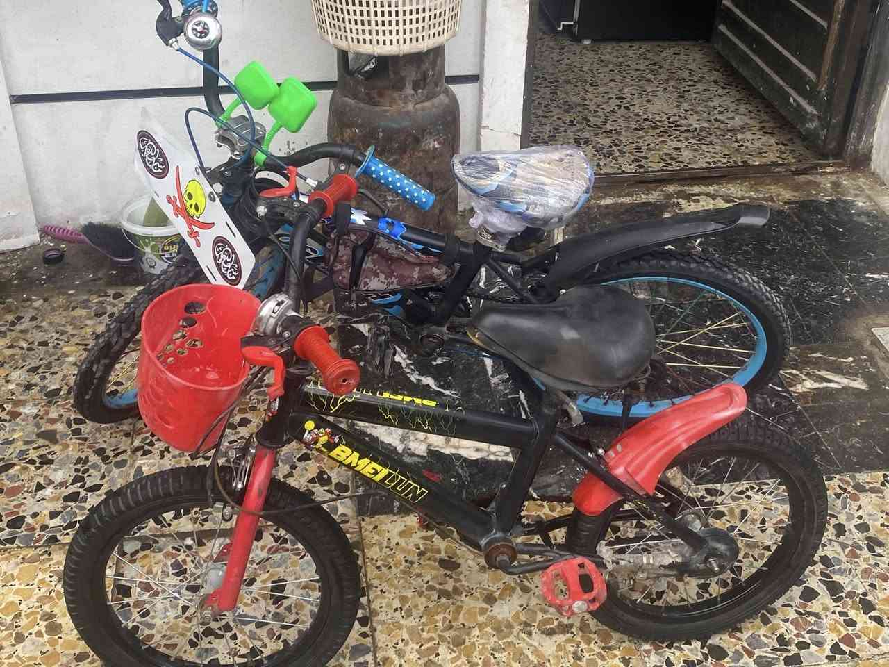 سلام عليكم بايسكلات للبيع مكاني بغداد الدوره وهذا رقمي السعر الواحد ب٣٥   إذا ثنينهن ب٦٠ قفل واحد حجم ٢٠ والثاني حجم ١٦/***********
