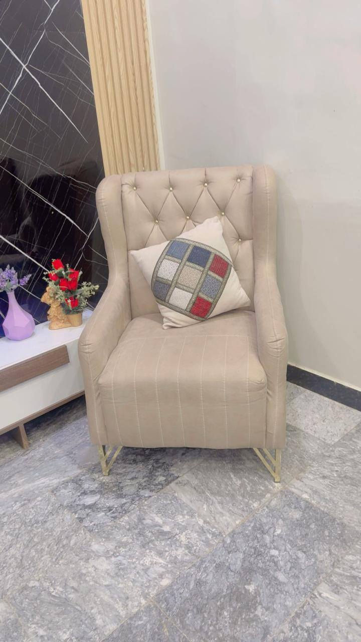 السلام عليكم تخم قنفات شغل عراقي درجة أولى نظيف جدا طويلة عدد1 3 مقعد وحدة 2 مقعد كرسي عدد2 المكان زيونة السعر 400 الف وبي مجال ***********
